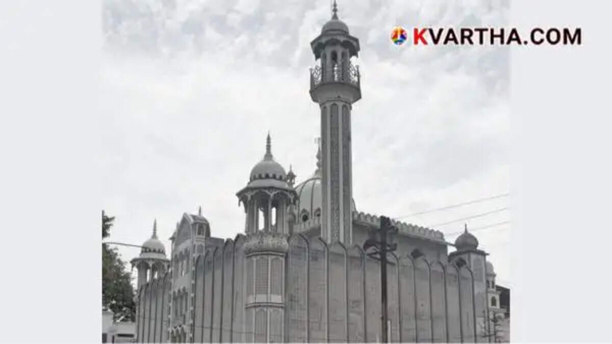  Image reflecting the historic Shahi Mosque in Ujjain