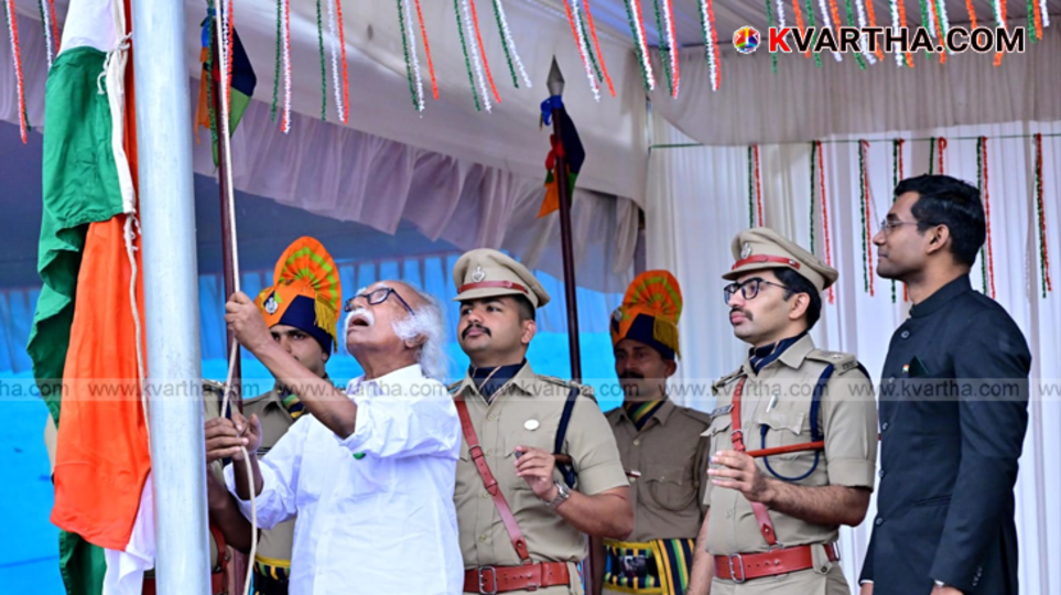 Minister Ramachandran Kadannappally hoisting the national flag at the Kannur Collectorate ground.