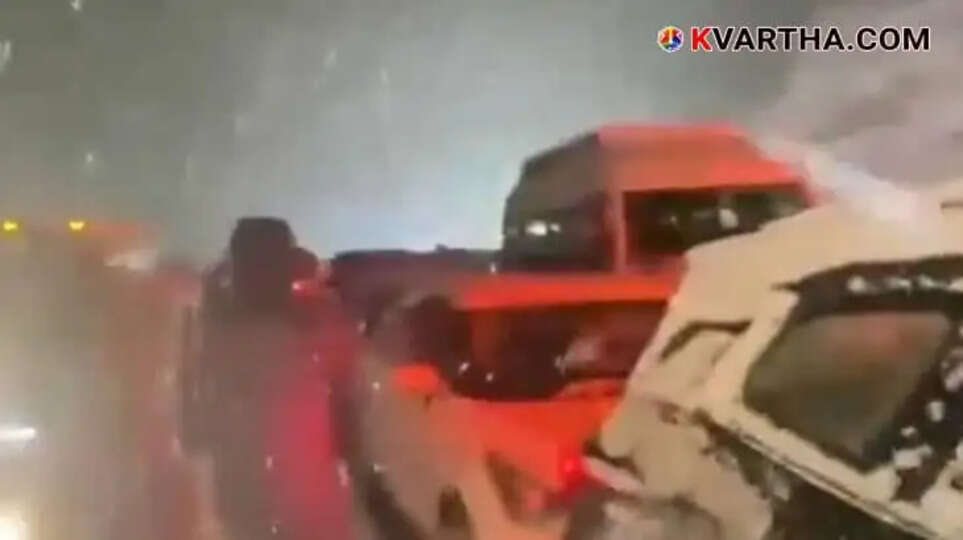 Over 1,000 Vehicles Stuck Amid Heavy Snowfall In Himachal's Manali