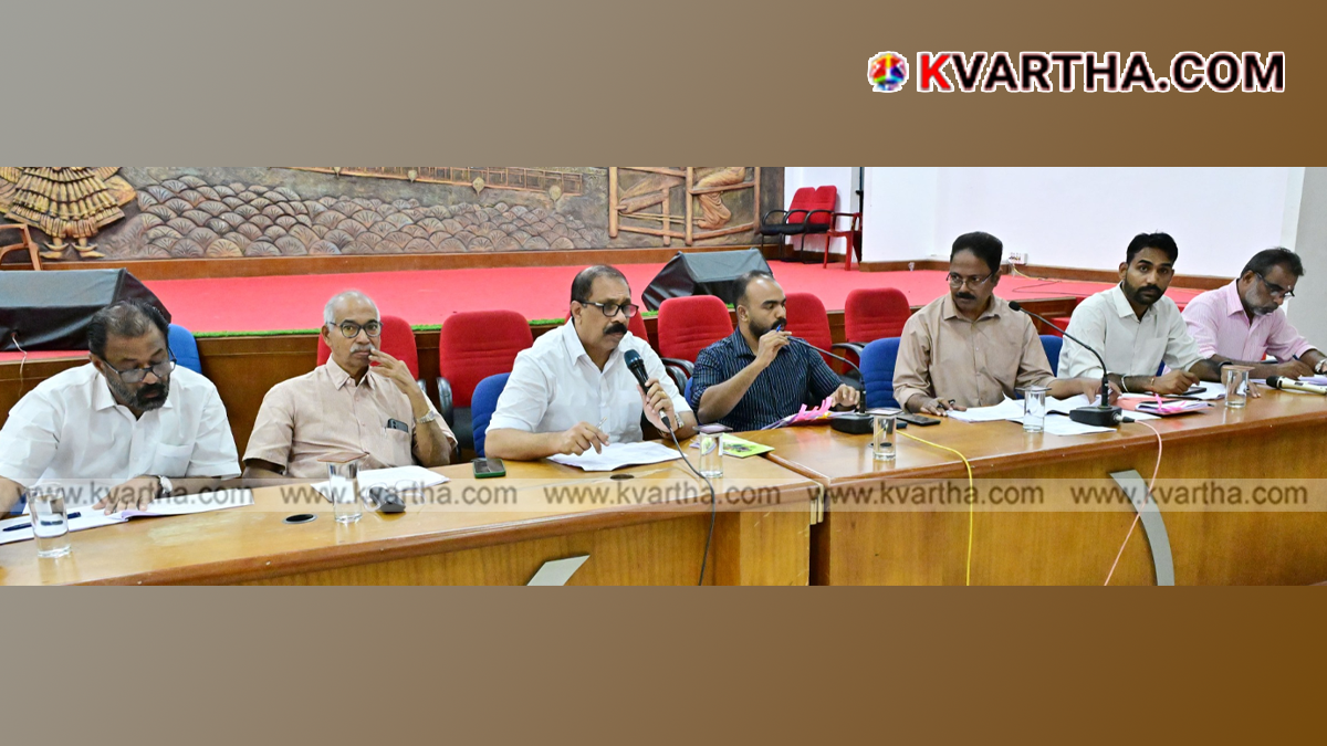 Representational image reflecting Kannur District Development Committee meeting and officials
