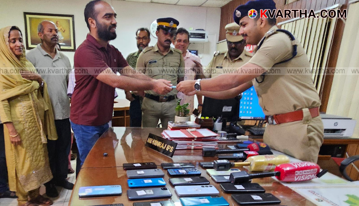 Police officials in Kannur handing over recovered mobile phones to happy owners.