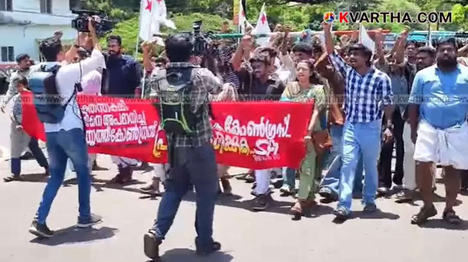 SFI activists protesting in Kannur.