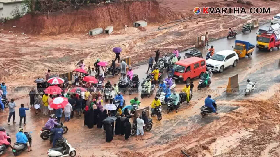 Locals protesting on National Highway 66 due to mudslides in Taliparamba.