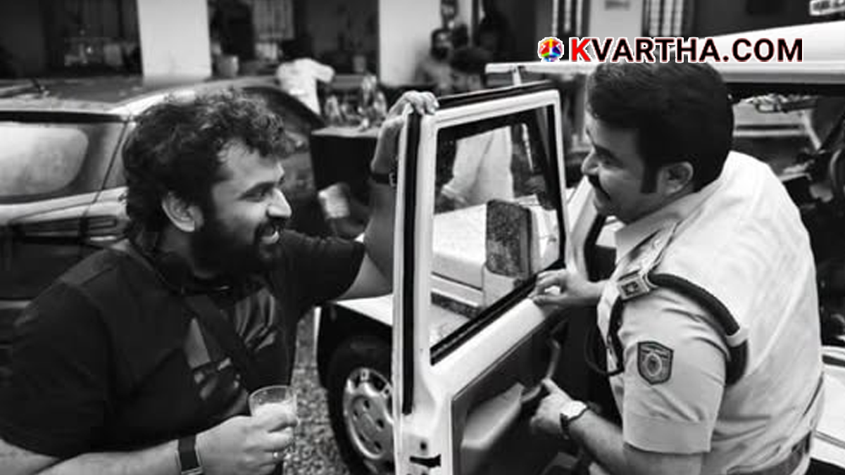 Mohanlal and director Tharun Moorthy on the set of 'Athimanoharam'.
