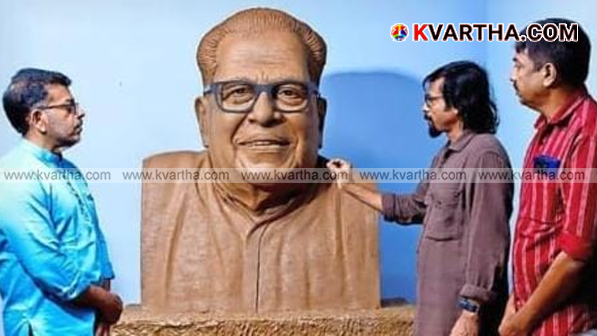 Sculptor Unni Kanayi working on the clay model of V.S. Achuthanandan