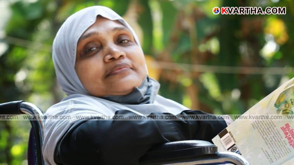 An old 'Chalanan Award 1995' trophy in a glass case.