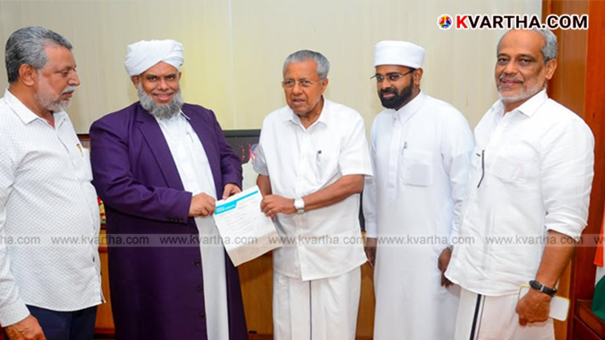 Kerala Muslim Jamaat General Secretary Sayyid Ibraheem Khaleelul Bukhari hands over a ₹2 crore cheque to CM Pinarayi Vijayan.