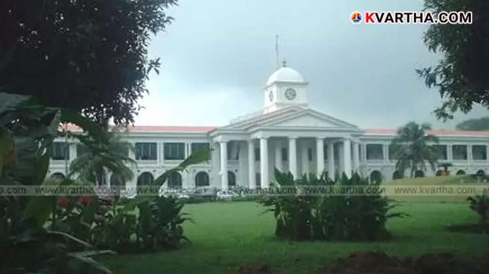 Woman police officer bitten by snake at Secretariat in Thiruvananthapuram