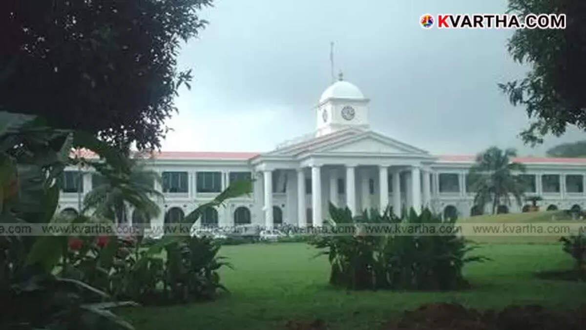 Woman police officer bitten by snake at Secretariat in Thiruvananthapuram