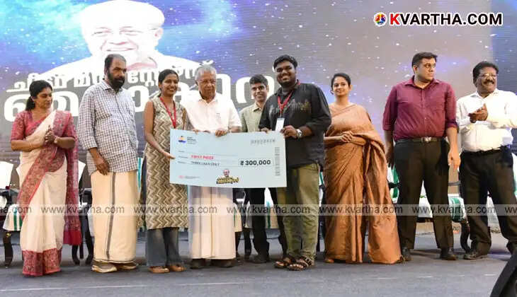 Winning students from NSS Madavoor and Kariyavattom Campus with CM Pinarayi Vijayan.