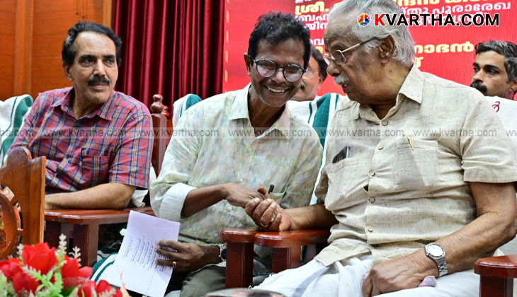 Actor Indrans speaking at a library award ceremony in Kannur