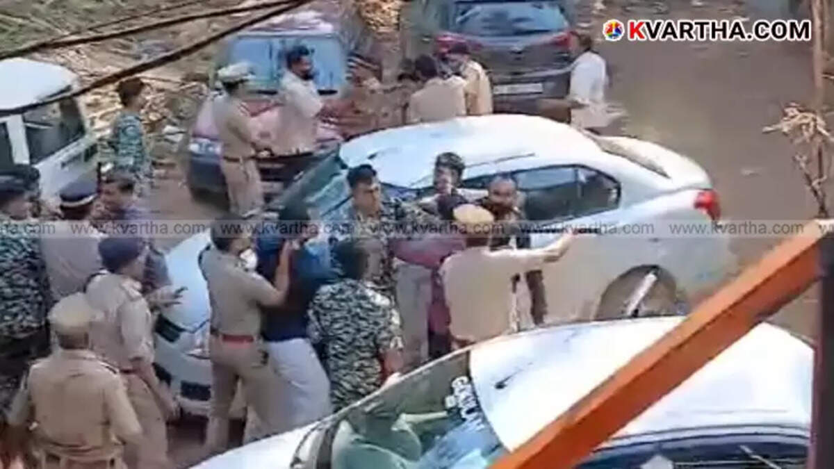 Youth Congress workers showing black flags to the forest minister's vehicle in Kannur.