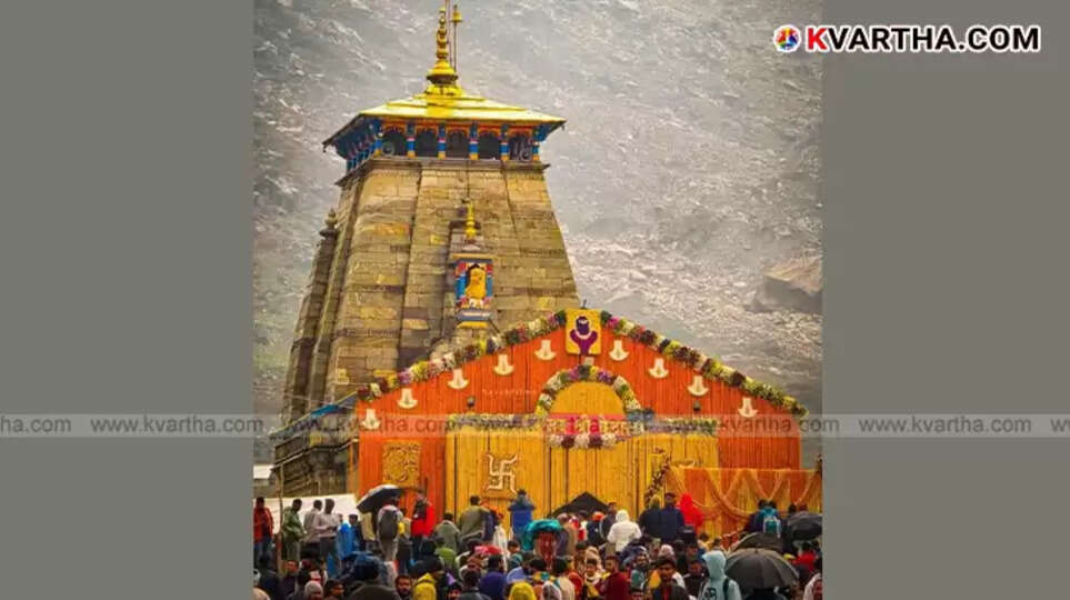 Scenic view of the trekking path leading to Kedarnath Temple in Uttarakhand.