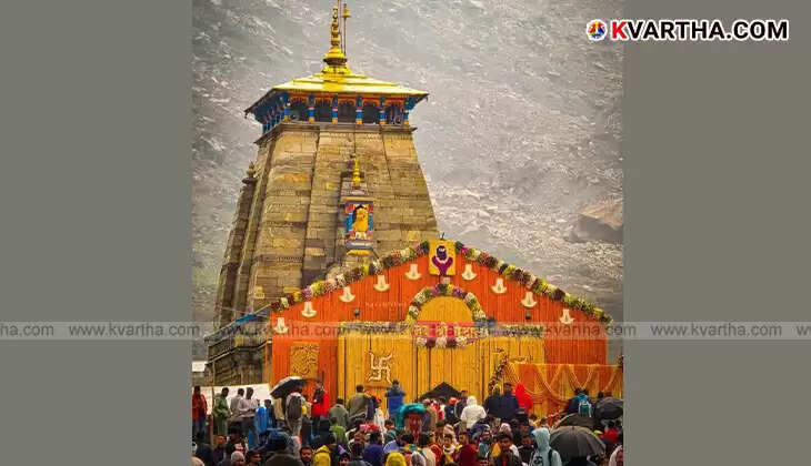 Scenic view of the trekking path leading to Kedarnath Temple in Uttarakhand.