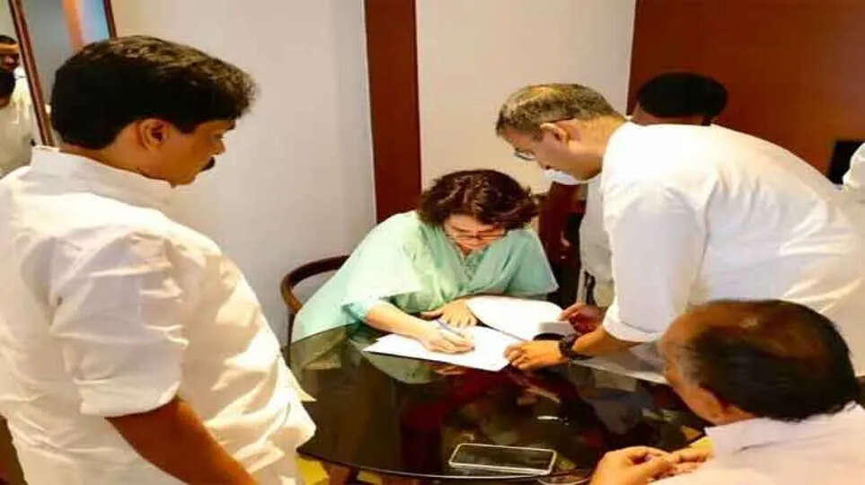 Priyanka Gandhi welcomed with cheers in Wayanad; Roadshow begins