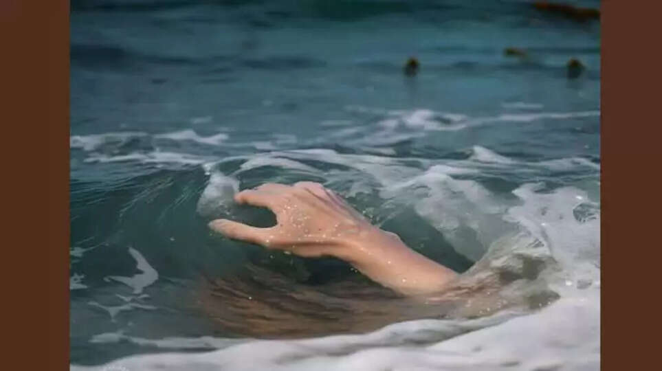 Body of a local journalist who fell into the sea and went missing has been found