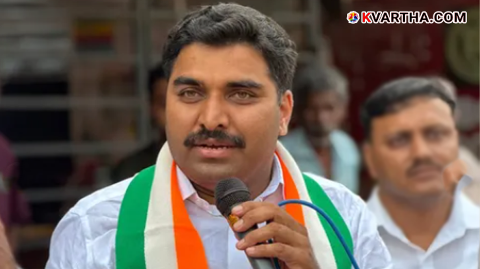 UDF candidate VP Abdul Rasheed protesting in front of Chakkarakkal police station after an alleged attack in Dharmadam, March 2026.