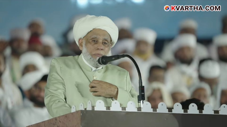 Jifri Muthukkoya Thangal speaking at Samastha 100th anniversary conference in Kuniya, Kasaragod.