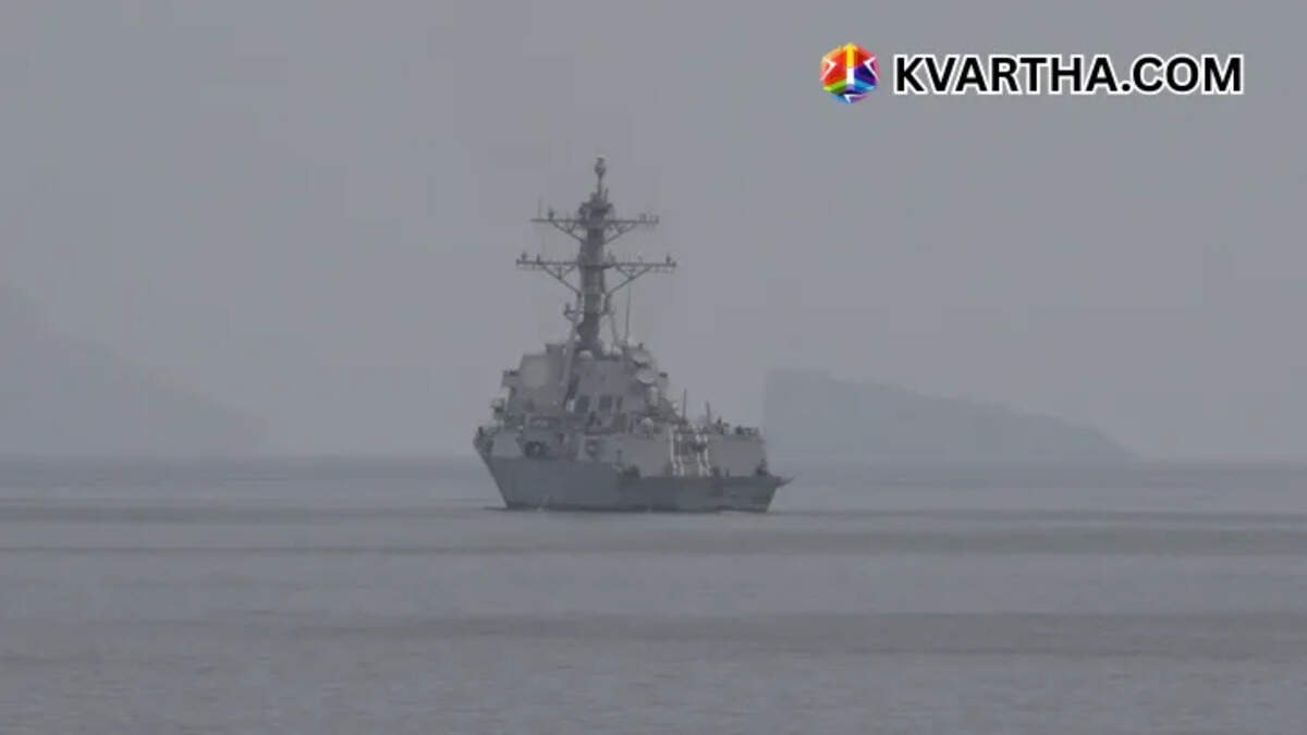 US Navy warships entering the Strait of Hormuz 