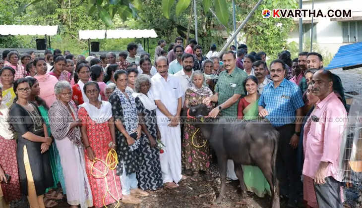  A group of people at the launch event of the Kudumbashree project in Aralam Farm.