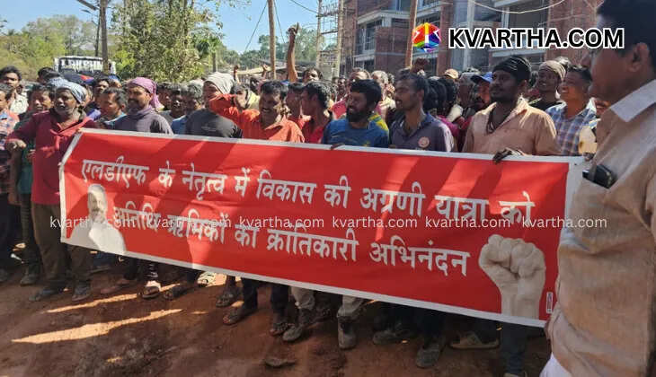 Bengali migrant workers holding LDF banners and raising slogans at the Vikasana Munneta Jatha reception in Mambaram