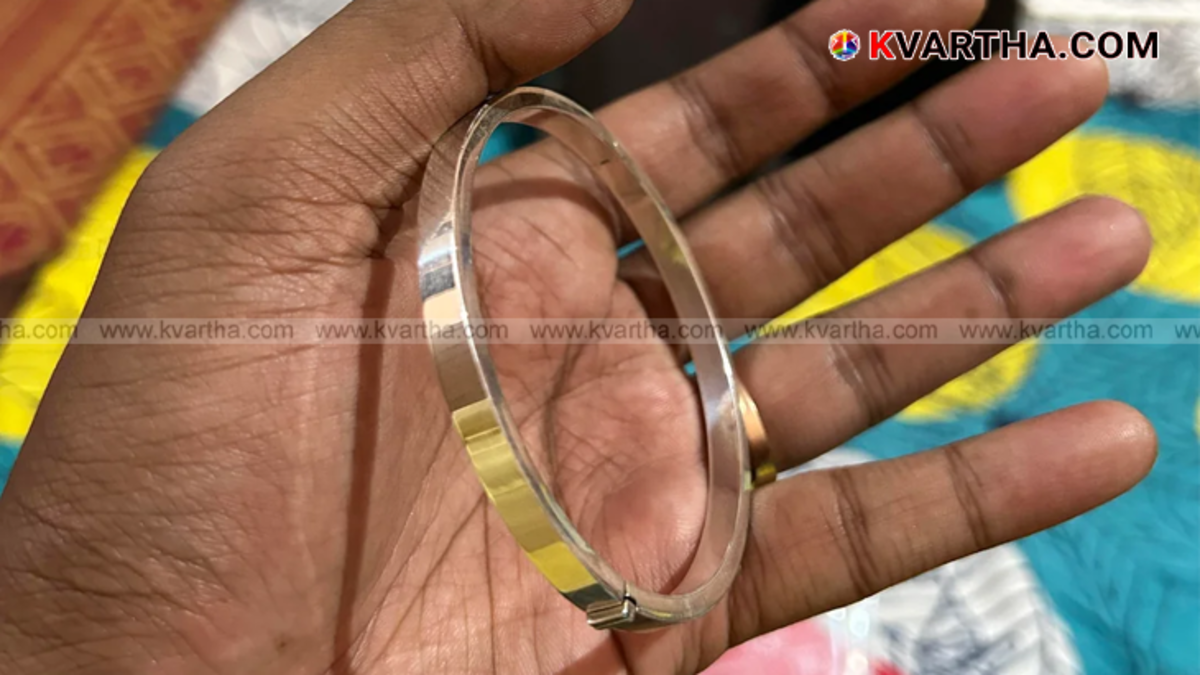 Representational image of a silver bracelet, symbolizing a gift.
