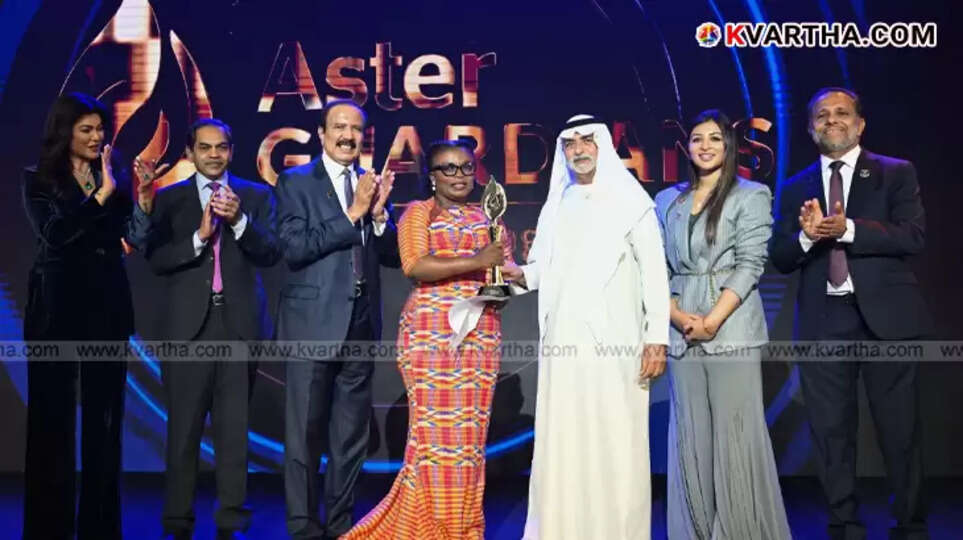 Naomi Oyo Oti receiving the Aster Guardians Global Nursing Award.