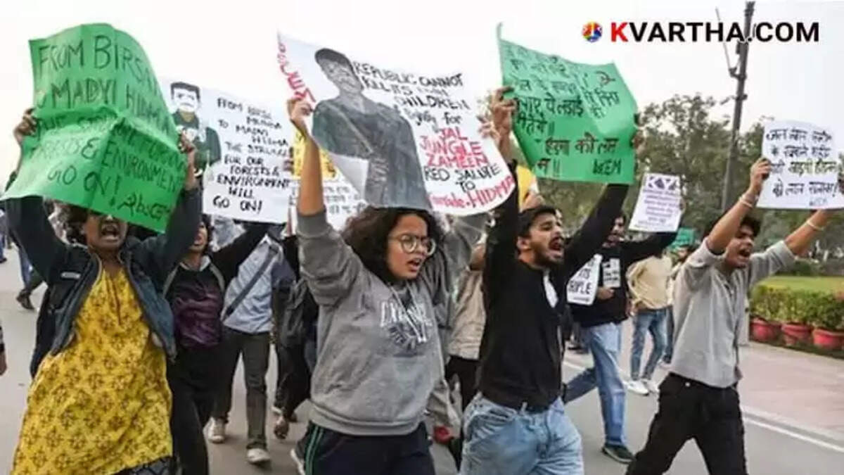 Pepper Spray Attack on Police During Anti-Pollution Protest in Delhi