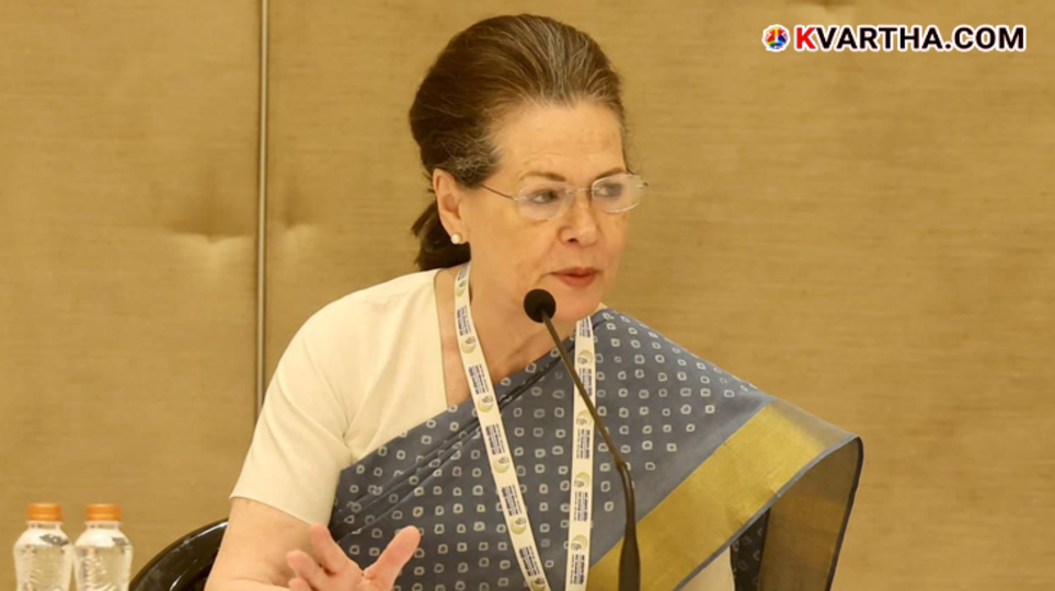 Sonia Gandhi issuing a statement against PM Modi regarding Iran policy