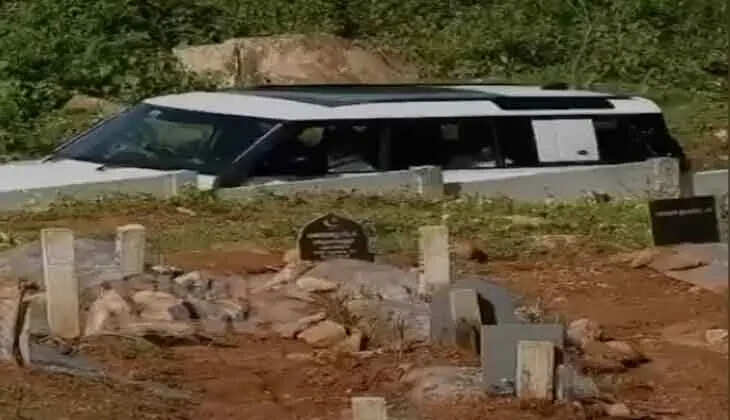 Priyanka Gandhi pays tribute to landslide victims in Puthumala