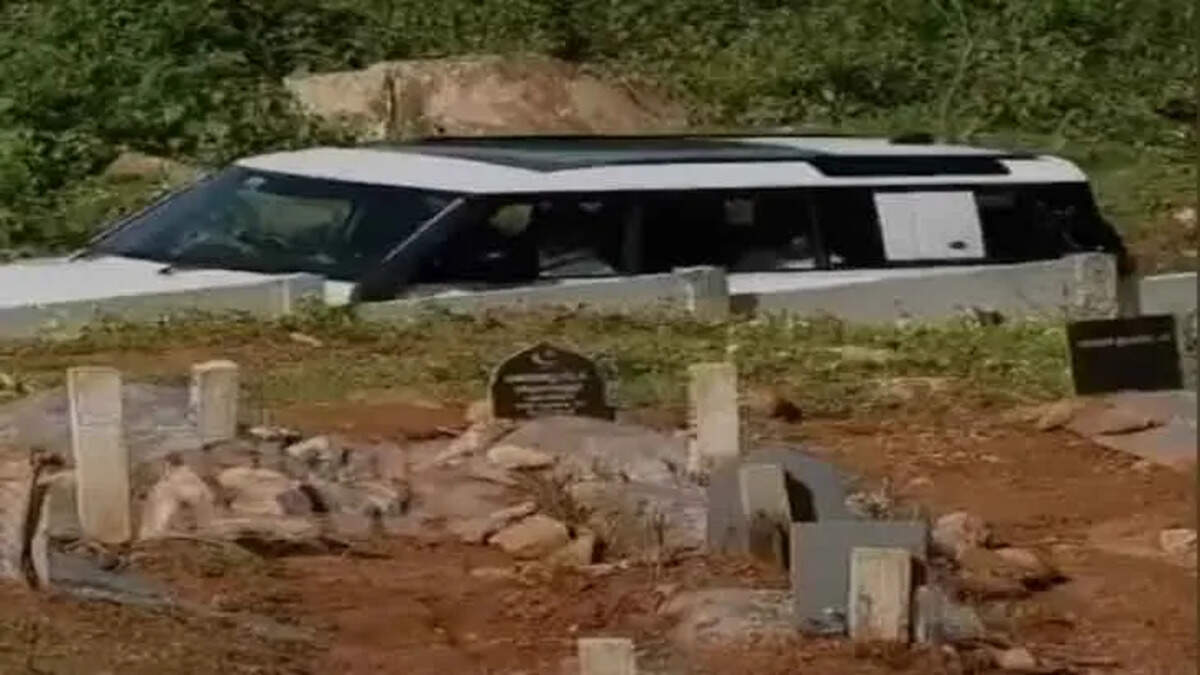Priyanka Gandhi pays tribute to landslide victims in Puthumala