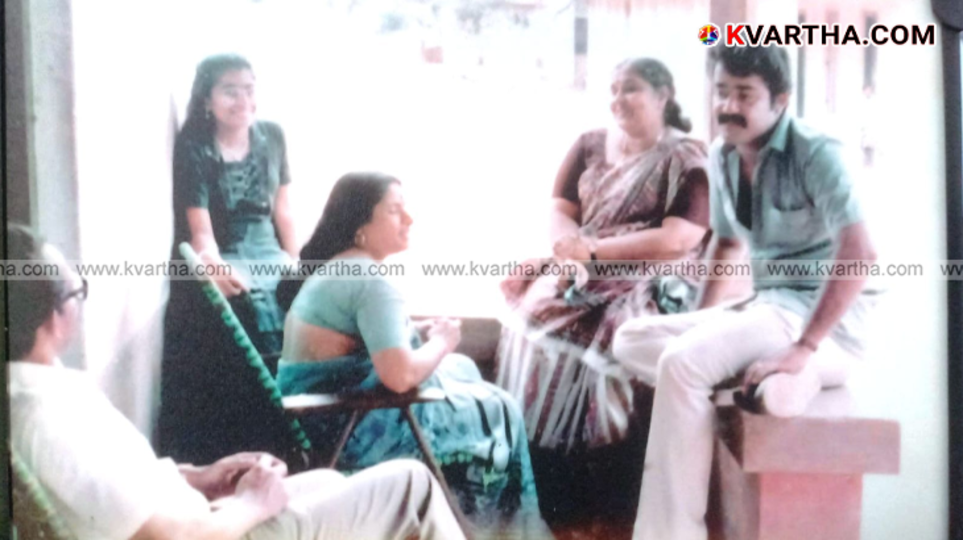 Mohanlal with mother Santhakumari and Padmarajan's family on movie set