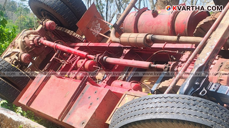 Borewell rig lorry overturned on a steep slope in Kannur.