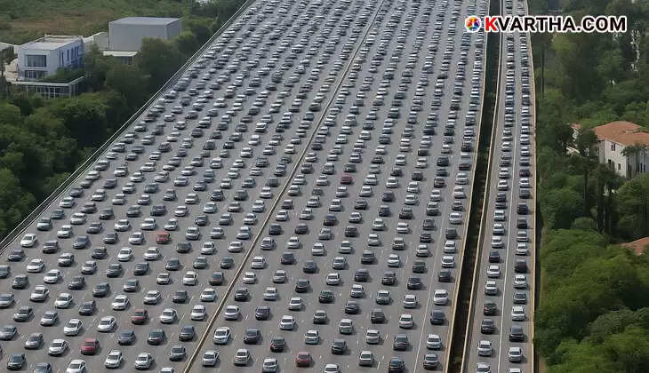 Aerial view of the massive traffic jam on the Beijing-Tibet Expressway in 2010.