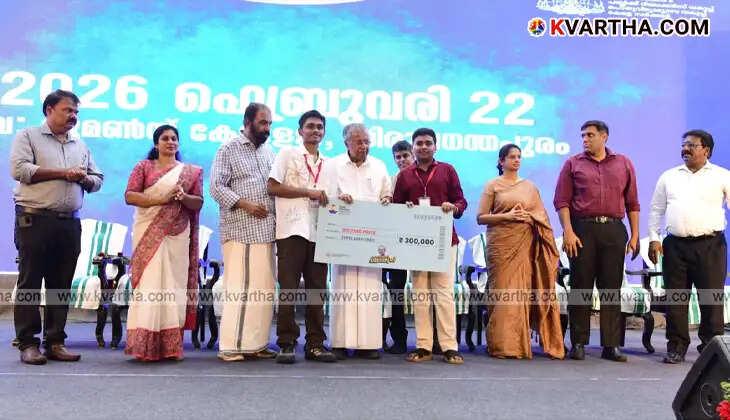 Winning students from NSS Madavoor and Kariyavattom Campus with CM Pinarayi Vijayan.