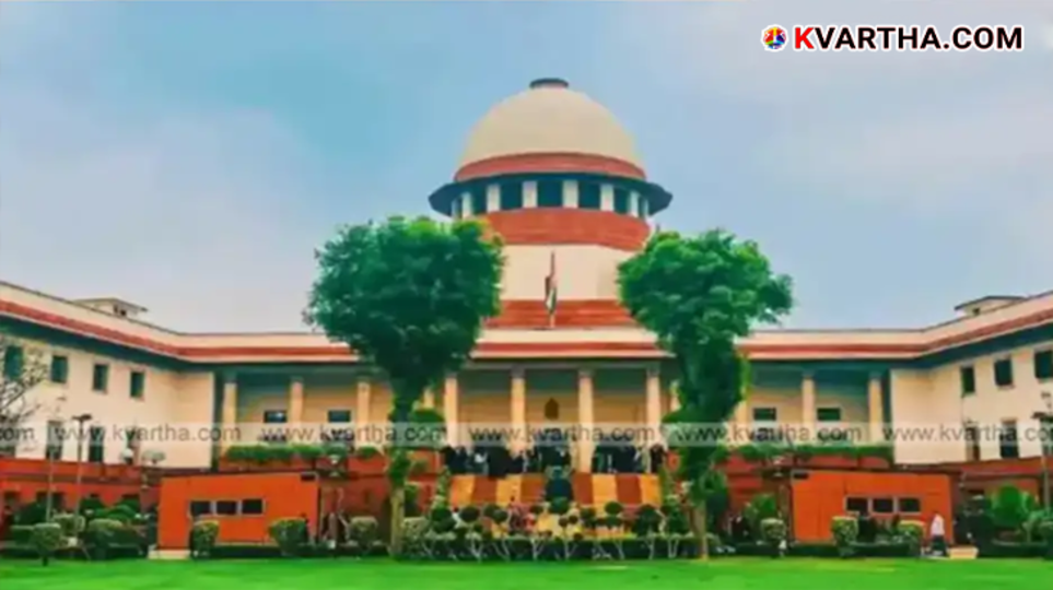  Exterior view of the Supreme Court of India building.