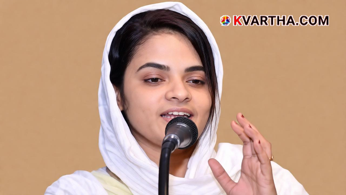 M Haseena Teacher addressing the media.