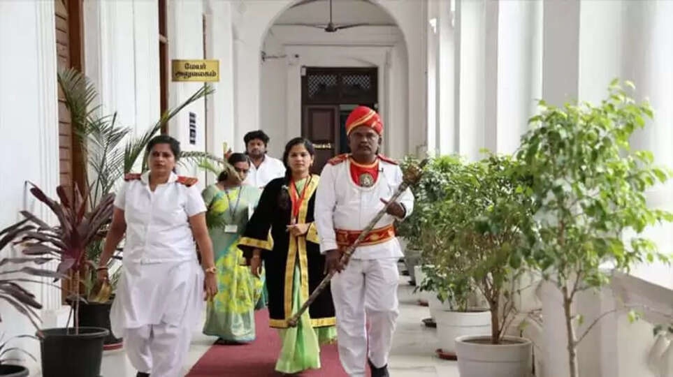 Lipstick leads to transfer of Tamil Nadu's woman duffedar