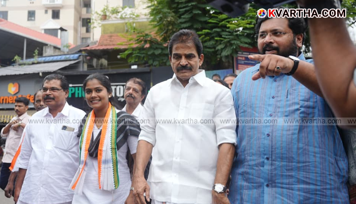 KC Venugopal MP interacting with youth at Kuravankonam Food Court with UDF candidate Vaishnavi Suresh.