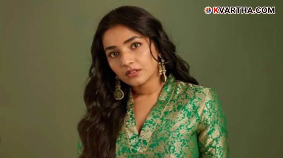 Rajisha Vijayan in a bold look from the song 'Komala Thamara' in the movie Mastishka Maranam.