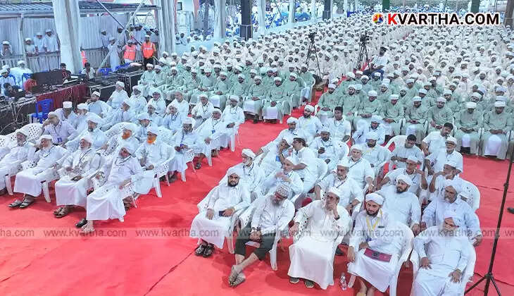Kanthapuram AP Aboobacker Musliyar delivering a speech