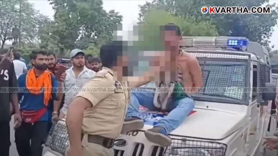 Image showing an alleged theft suspect being paraded with a slipper garland by police in Jammu and Kashmir.