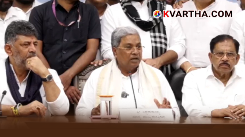 Siddaramaiah submitting his resignation.