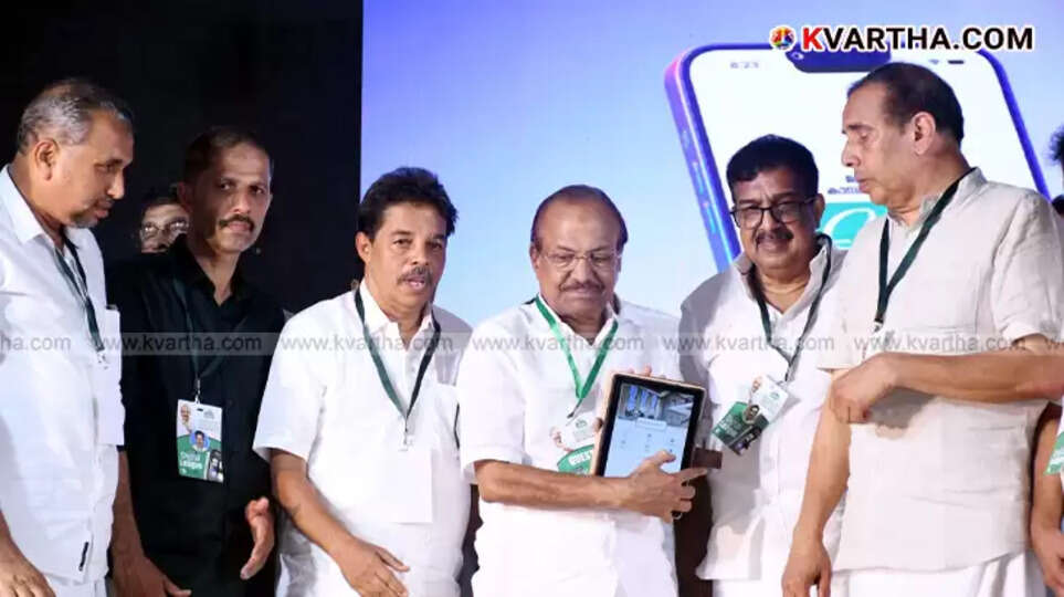 PK Kunhalikutty giving a speech at a Muslim League event