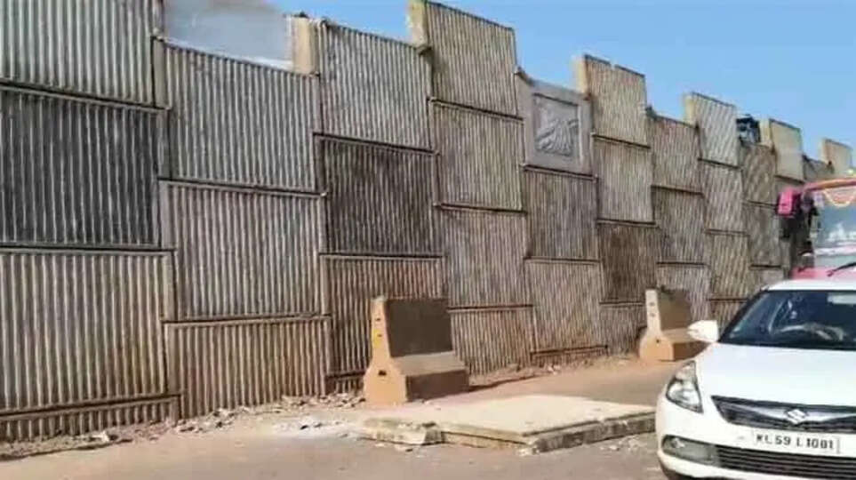 Slab Collapse on National Highway in Pilathara; Auto-Rickshaw Narrowly Escapes