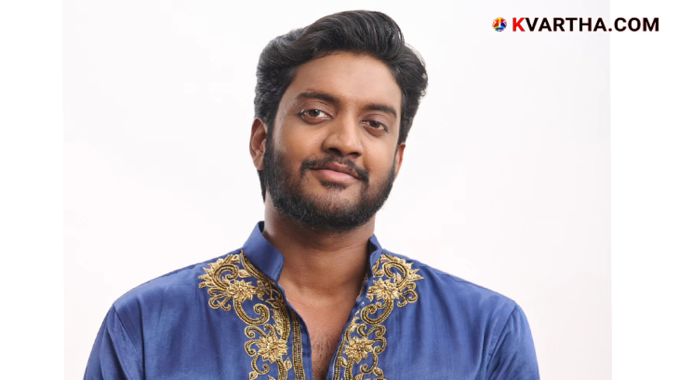 Actors Naslen and Chandu Salimkumar posing together