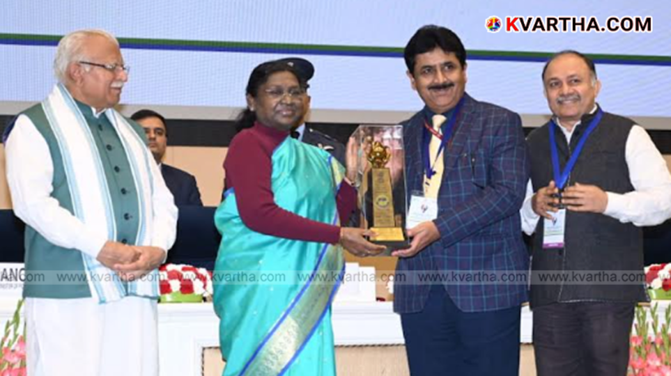 Kerala officials receiving SEEI National Award from President Murmu