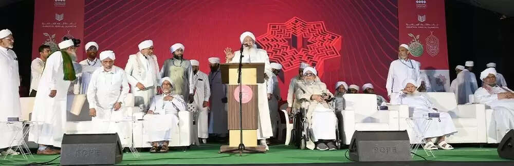 Kanthapuram AP Aboobacker Musliyar delivering a speech