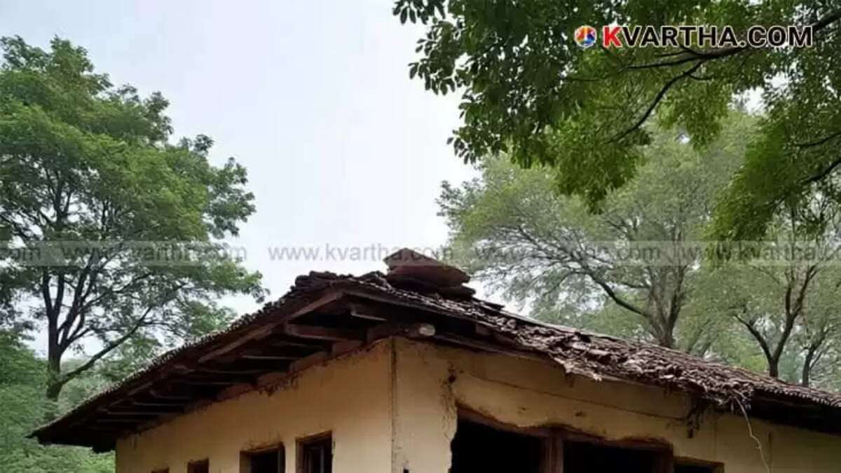 Symbolic image of a partially collapsed old building.