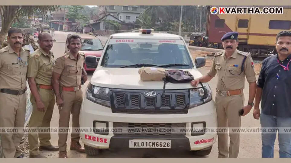 Excise officials displaying seized packets of ganja in Kannur